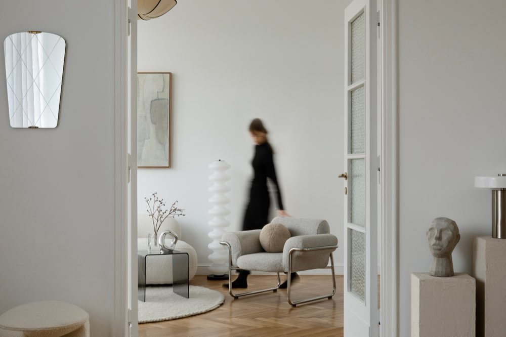 Interior luminoso e minimalista de uma casa